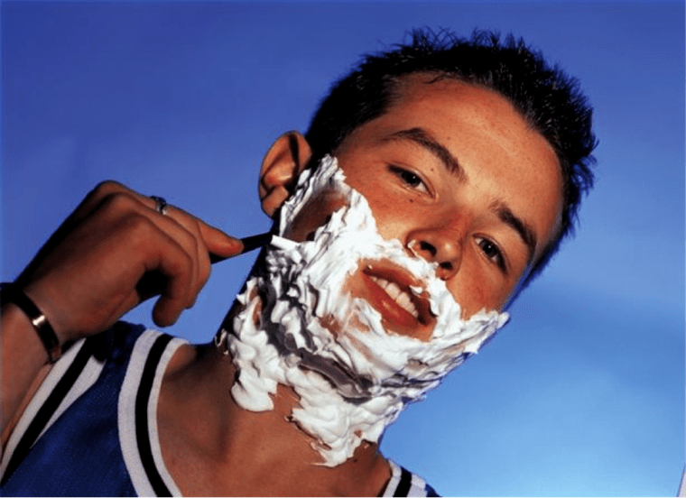 подросток бреется и думает об увеличении члена